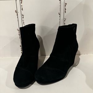 Tom’s Black Closed Toe Wedges